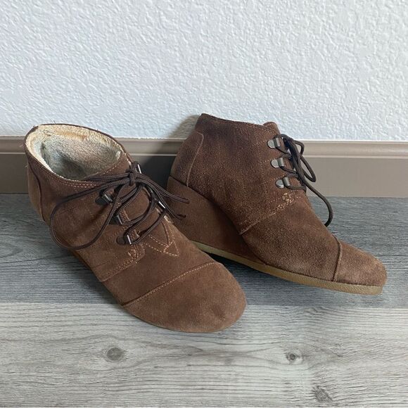 TOMS Ankle Booties Suede Wedge Shoes Brown Shearling Lined 9 - Picture 2 of 9